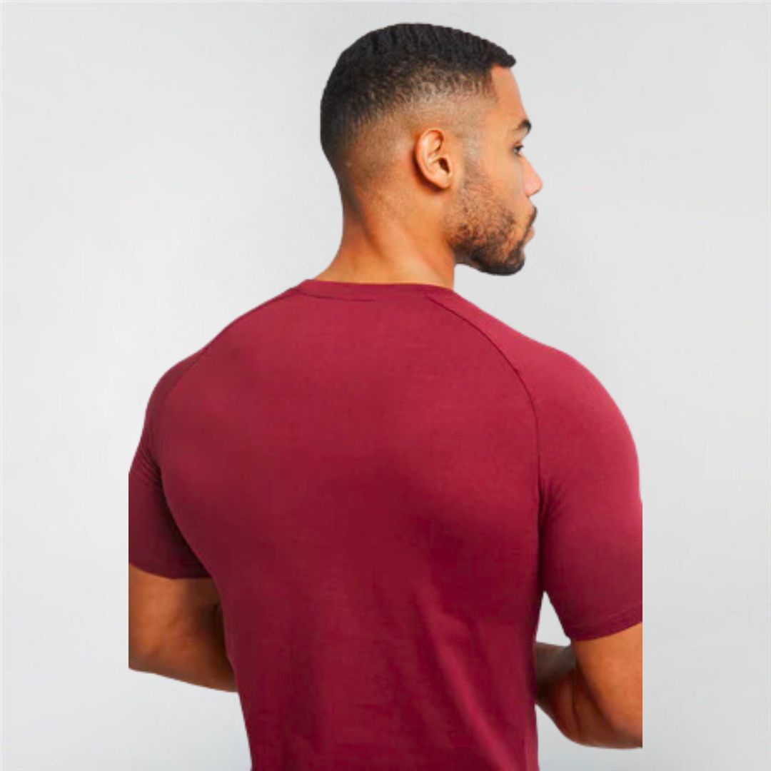 החולצה המבליטה צבע בורדו