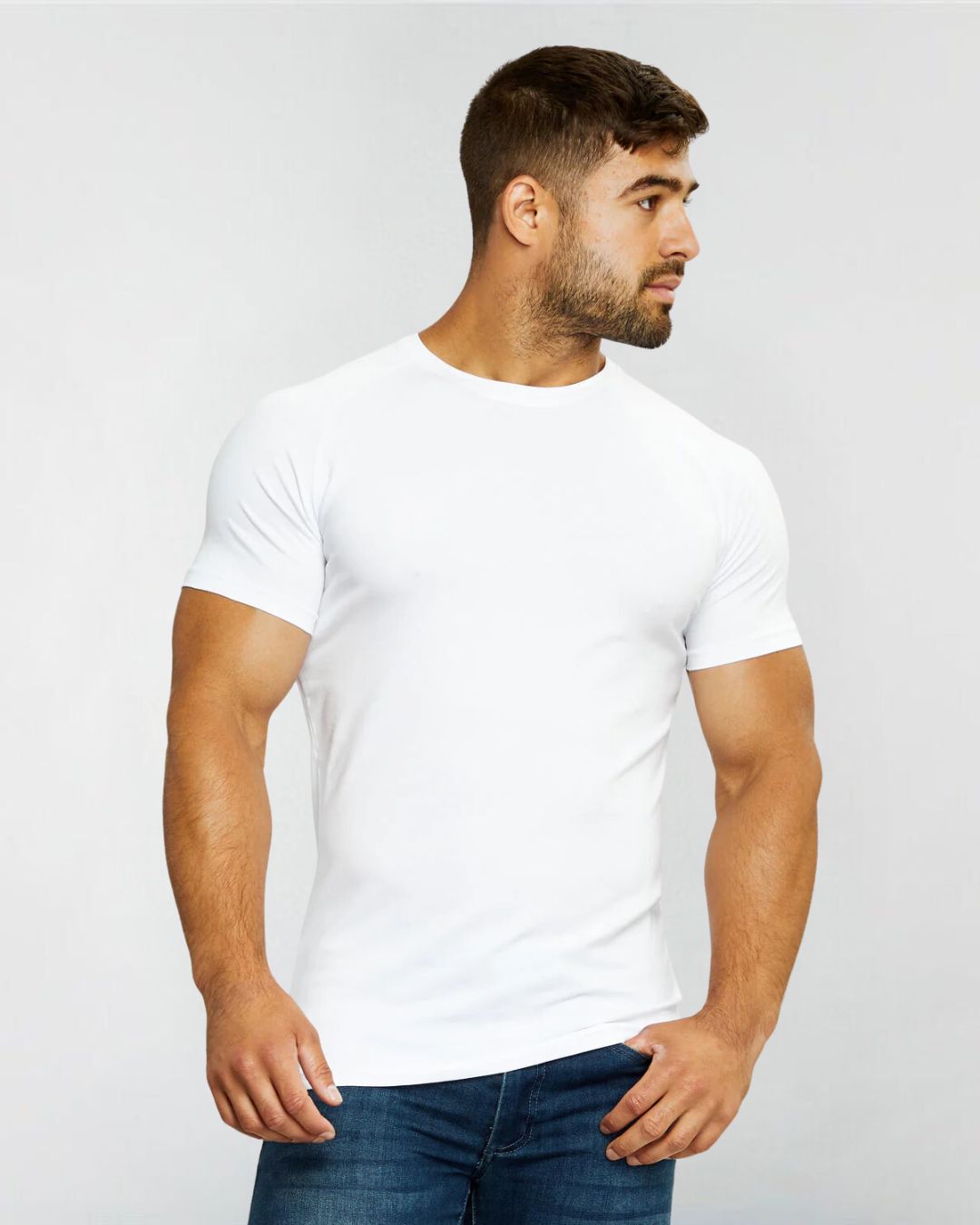 החולצה המבליטה צבע לבן