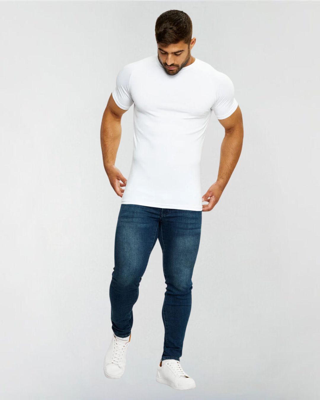 החולצה המבליטה צבע לבן