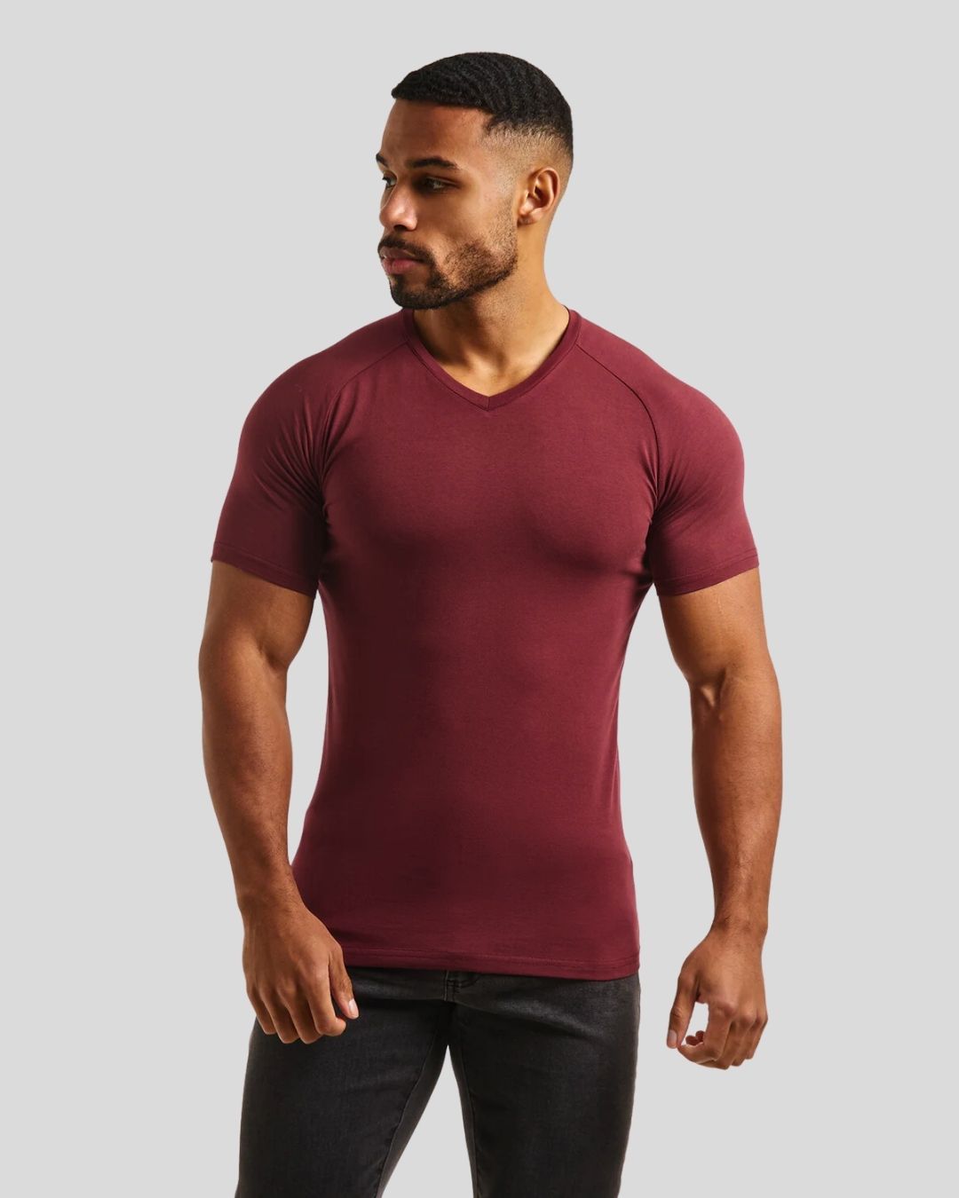 החולצה המבליטה צווארון V בצבעים