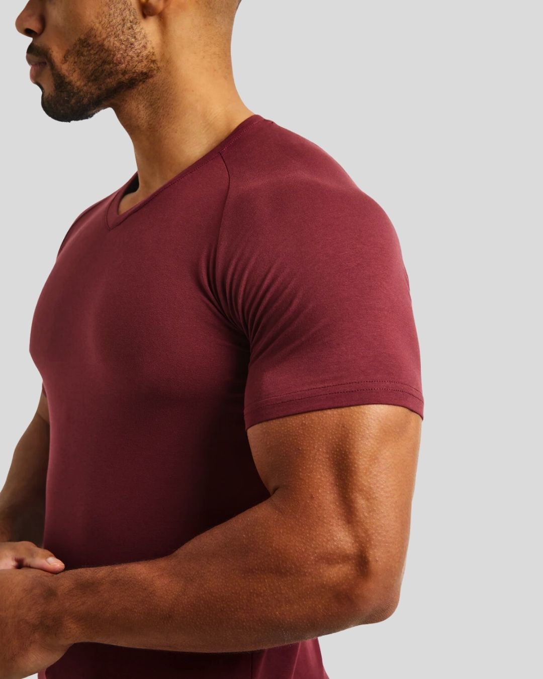 החולצה המבליטה צווארון V בצבעים