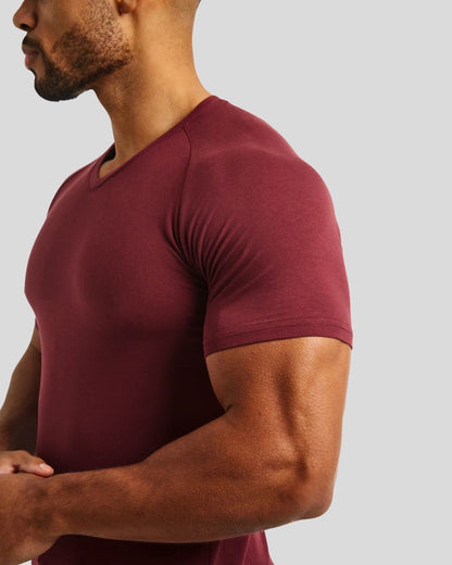 החולצה המבליטה צווארון V בצבעים