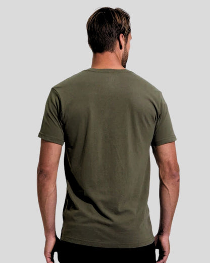 החולצה המבליטה צווארון V בצבעים